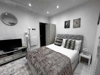 Modern One Bedroom Flat in Twickenham for Business Travelers - Hanworth - 0
