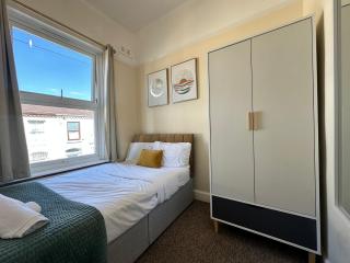 Modern 5 Bedroom House Near Lark Lane - 2