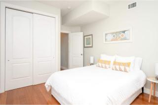 Jennifer's Chic Downtown City Views Private Deck - 7