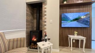 Apartamento à 10 min Centro para 06 Pessoas com Lareira, Ar condicionado e Wi-Fi Veloz - Gramado - 1