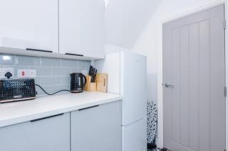 Spacious Four Bedroom House in Atherton by Eason Stays, Ideal For Contractors Digs with Free Parking - 2
