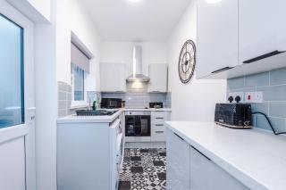 Spacious Four Bedroom House in Atherton by Eason Stays, Ideal For Contractors Digs with Free Parking - 0