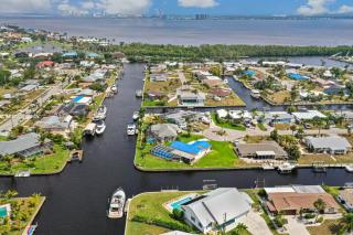 Lazy Palm Retreat Heated Pool Jacuzzi Gulf Canal - North Fort Myers - 0
