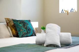 Spacious 2BR London Apartment-King Bed, Parking, Sleeps 6-Long Stay Deals! - Barnet - 5
