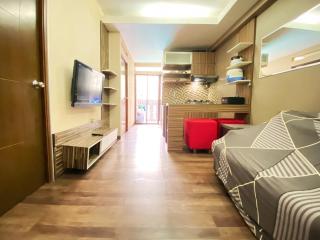 Modern and Cozy Stay 2BR Apartment at Gateway Ahmad Yani Cicadas By Travelio - Bandung - 4