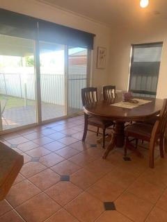 Cheerful 2 bedroom townhouse with secure parking - Mildura - 5