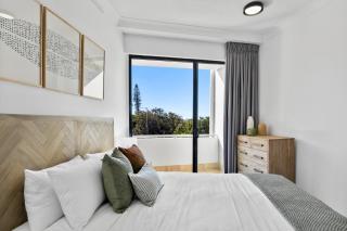 Pristine 2-Bed Apartment with Pool and Balcony - Sunrise Beach - 7