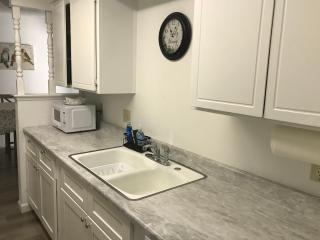 Visalia Near SNP cozy,spacious 2bd 2 Bath - 5