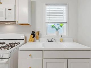 Stylish 3BR Home & Hottub Near Beaches & Downtown - West Palm Beach - 6
