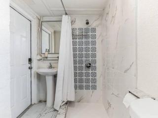 Stylish 3BR Home & Hottub Near Beaches & Downtown - West Palm Beach - 7