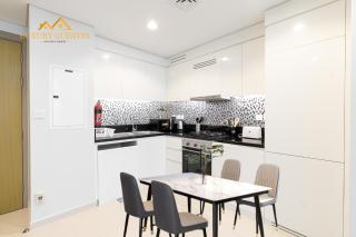 Elegant 2-BR with Canal & City Views Pool Amenities - Dubai - 2