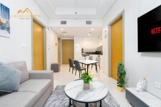 Elegant 2-BR with Canal & City Views Pool Amenities - Dubai - 5
