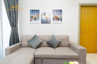 Elegant 2-BR with Canal & City Views Pool Amenities - Dubai - 4