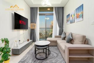 Elegant 2-BR with Canal & City Views Pool Amenities - Dubai - 9