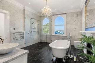 Elegant 6-Bed Home with Harbour Views - Sydney - 7