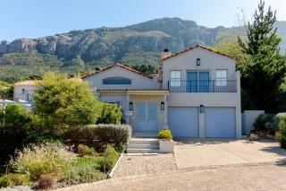 Luxe Family Home with Solar Power in Secure Hout Bay Estate - Cape Town - 9