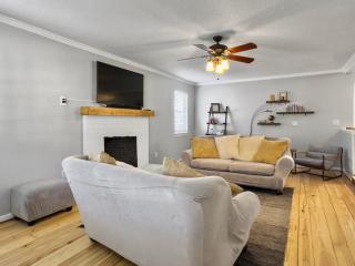 Cozy Home Away From Home - Pet-friendly, King bed - 9