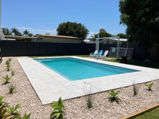Pet Friendly Beach House with pool - Sleeps 10 - Urangan - 8