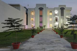 Collection O Yamuna Palace Near Gomti Riverfront Park - Hasanganj - 9