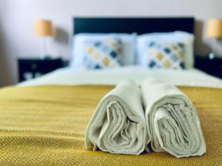 Ethan's Place in Mile End - 2 Double Beds, 1 Bunk Bed, Max 6, Spacious, Ideal for Families - 0