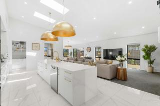 5-bed Luxury Living at it's finest that sleeps 10 - Christchurch - 8
