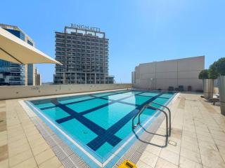 Spacious 1-Bedroom Apartment In Bay Square - 5