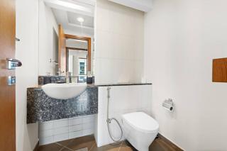 Spacious 1-Bedroom Apartment In Bay Square - 4