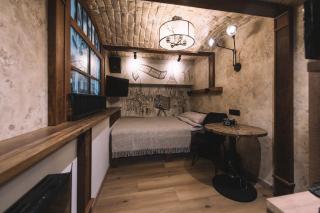 Photographer Rudolf's Studio - ground floor with separate entrance - 0