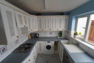 Double Bedroom near Bath with Private Toilet! Shared Shower and Kitchen - 4