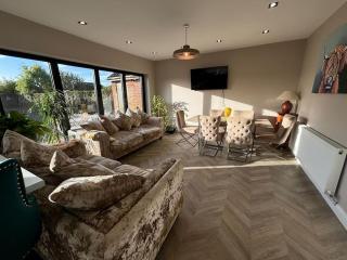 Large 4bed Bungalow - Contractors - Ample Parking - - 0