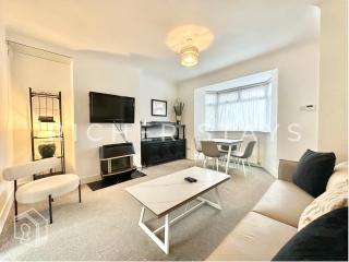 Stylish 3-Bedroom Garden Home, AC, Contractors and Families - Borehamwood - 0