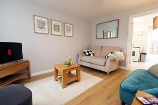 Relaxing 2-Bed Coastal Escape in Port Talbot - 9