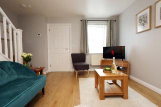 Relaxing 2-Bed Coastal Escape in Port Talbot - 8