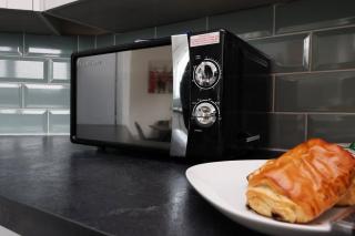 Escape to Comfort 3BR - Avonmouth - 1