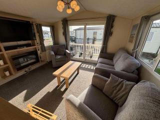 Lapwing 26, California Cliffs, Parkdean, Sleeps Eight, Free Wi-Fi, Pet Friendly, Bed Linen and Towels Included - Great Yarmouth - 3