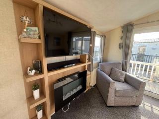 Lapwing 26, California Cliffs, Parkdean, Sleeps Eight, Free Wi-Fi, Pet Friendly, Bed Linen and Towels Included - Great Yarmouth - 8