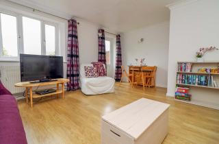Delightful Home Great Location In Gloucester Quedgeley By StayStaycations - Quedgeley - 3