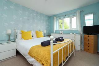 Delightful Home Great Location In Gloucester Quedgeley By StayStaycations - Quedgeley - 8
