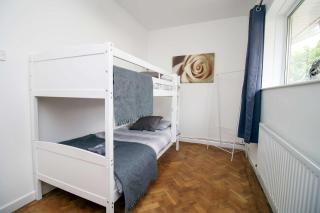 The Lockett Wonderful Large Bungalow Plympton, Plymouth Free Parking By StayStaycations - Plymouth - 4