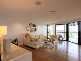 Stunning City View 5BR with Balcony near Malls Uni and CBD - 9