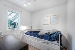 Bright And Cozy Holiday Home Near The Beach Ideal For Family Getaways - 2