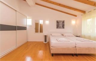 Cozy Apartment In Starigrad Paklenica - Starigrad-Paklenica - 1