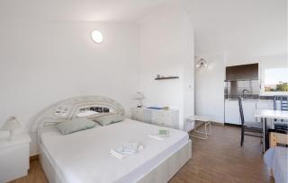 1 Bedroom Awesome Apartment In Pirovac - 9