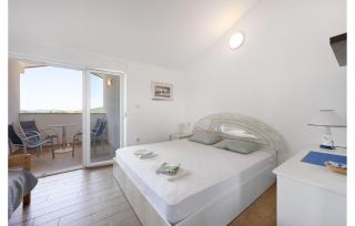 1 Bedroom Awesome Apartment In Pirovac - 2