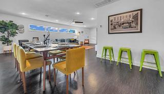 New-The Mod Poppy Large home 10 minutes from it all - 2