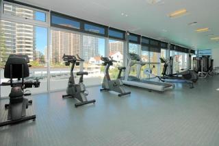 Scenic 2-Bed with Pool, Gym & Secure Parking - Gold Coast - 6