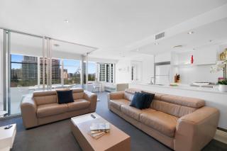 Scenic 2-Bed with Pool, Gym & Secure Parking - Gold Coast - 2