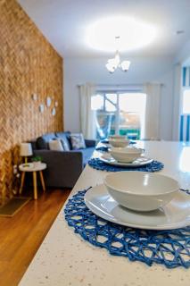 Jennifer's Stylish Apt Private Deck Backyard Oasis - 2