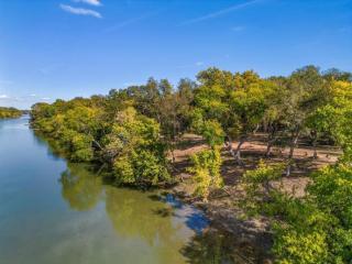 Brazos Riverside Cottage - Family, Fun Getaway - 6