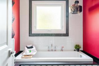 The Shabby Chic Home nestled on the Grimsby Escarpment - Grimsby - 2